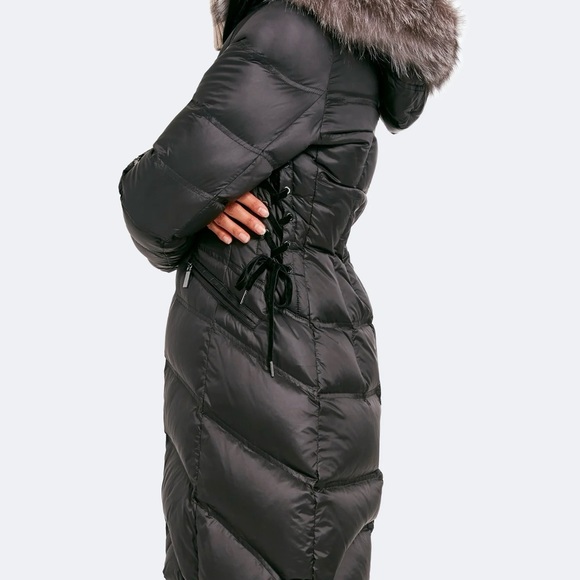 Authentic Excellent Condition Dawn Levy Women mid length Coat with fur on hood - Picture 4 of 10